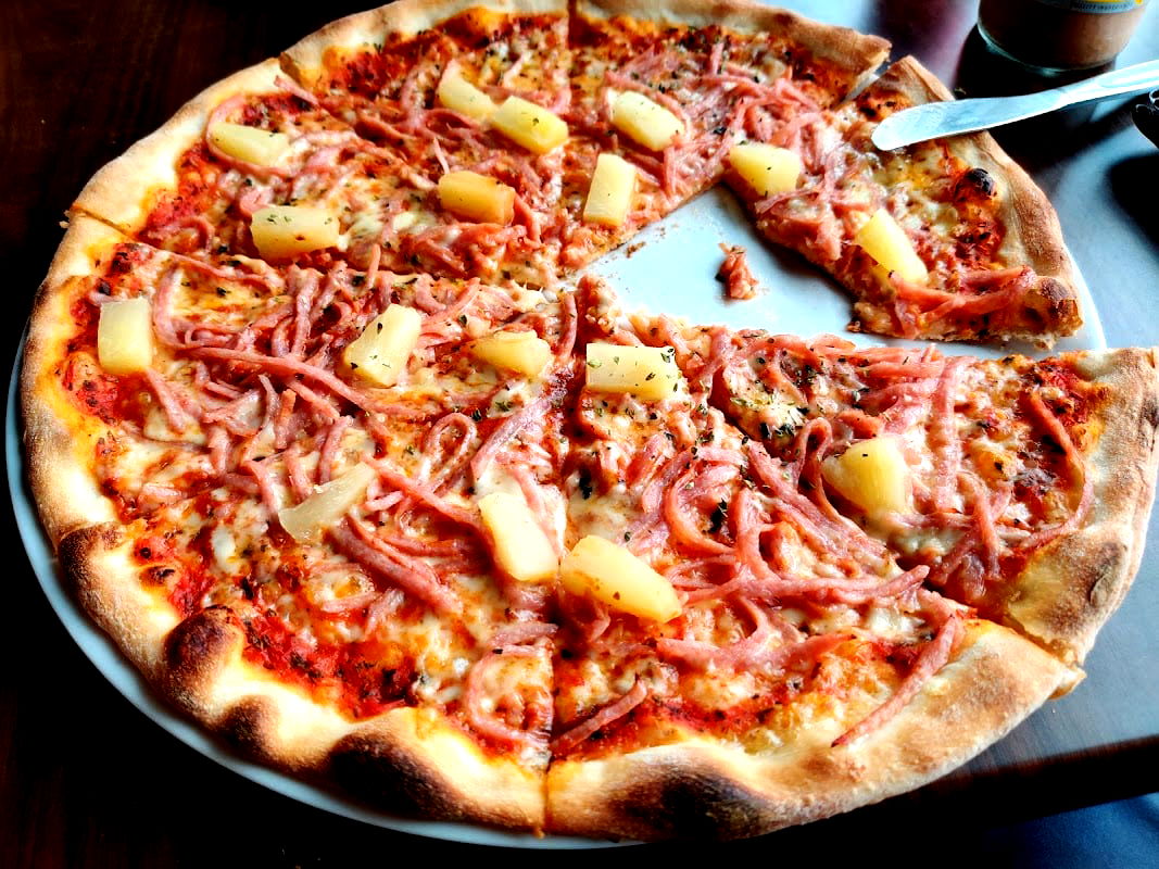 Twins Pub & Pizzeria - Photo 2