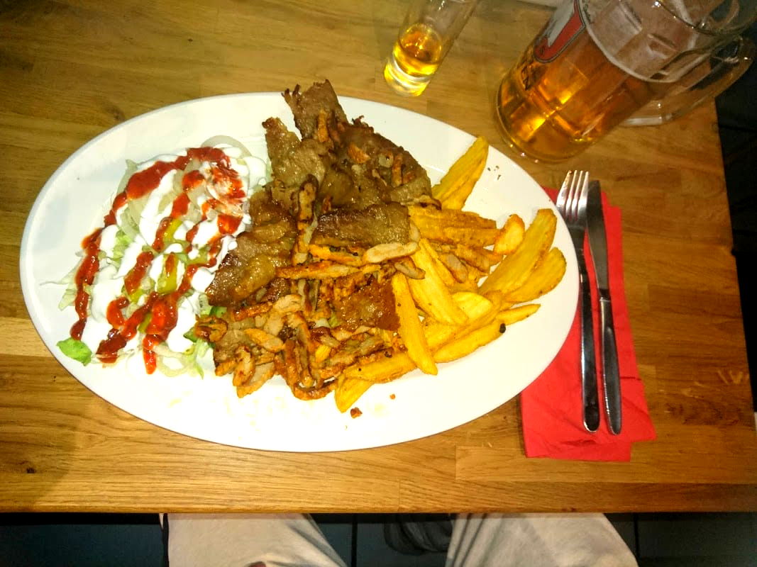 Twins Pub & Pizzeria - Photo 4