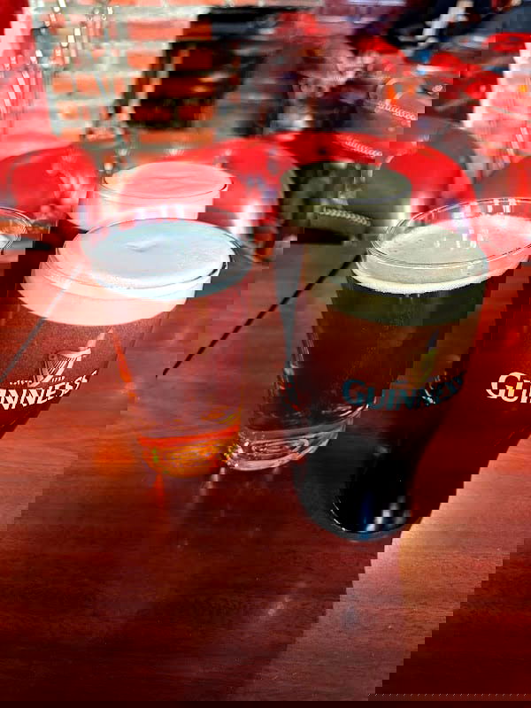 Pickwick Pub - Photo 2