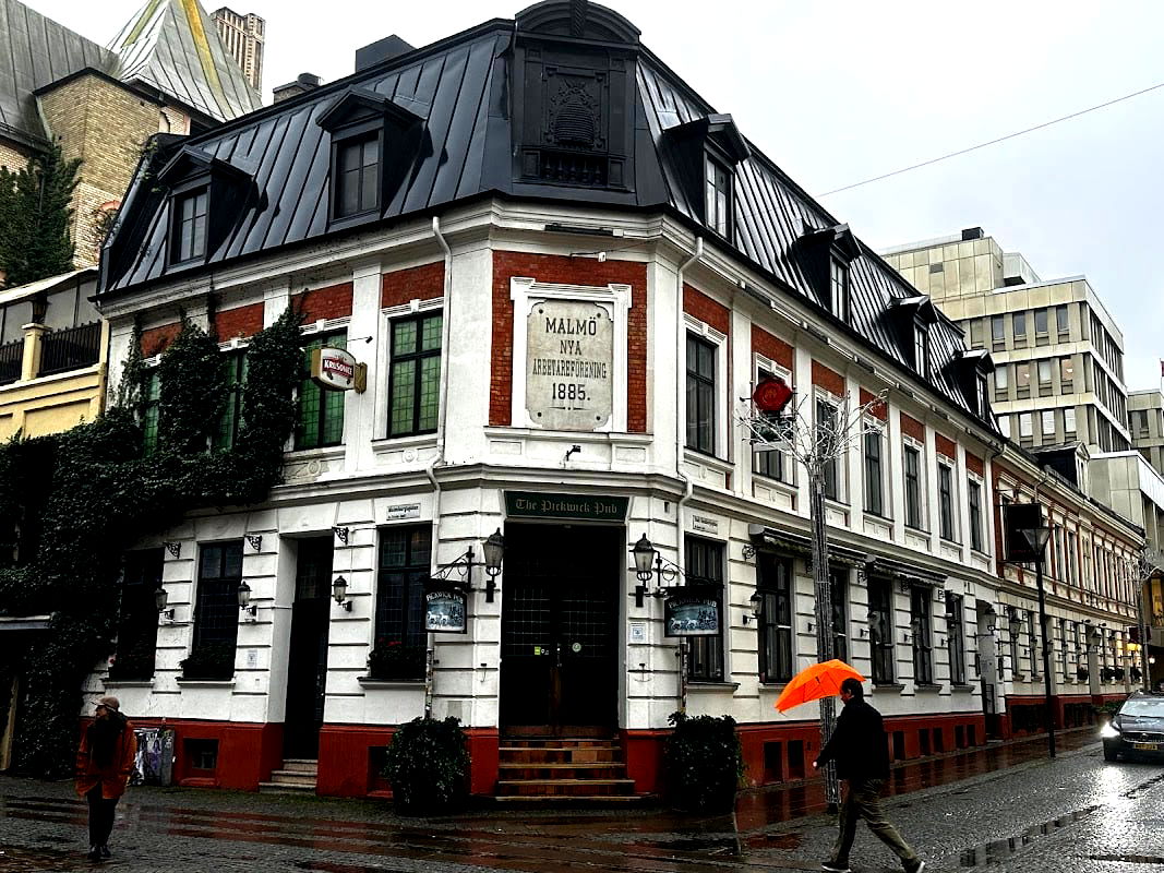 Pickwick Pub - Photo 3