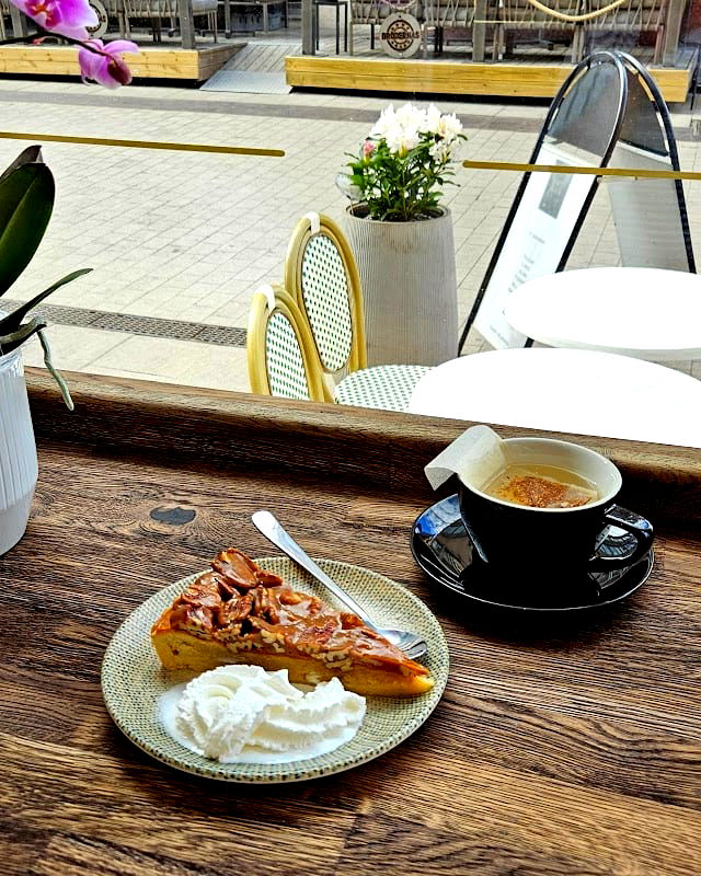 Café PLAZA - Photo 2