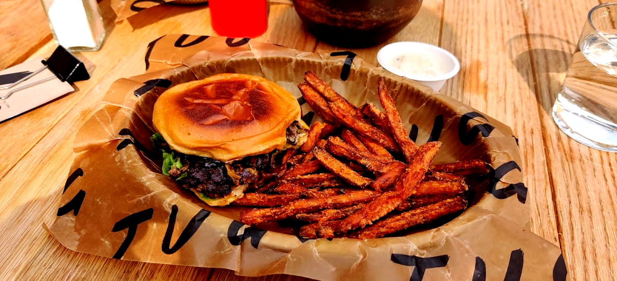 Tugg Burgers - Photo 2