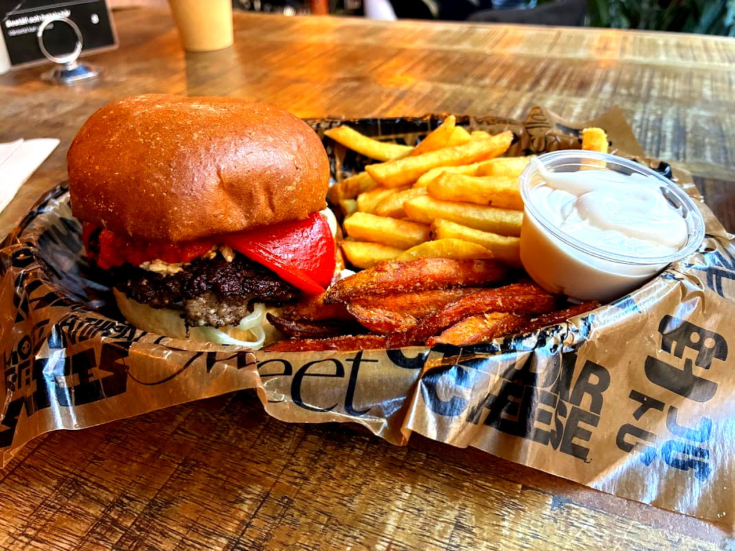 Tugg Burgers - Photo 3