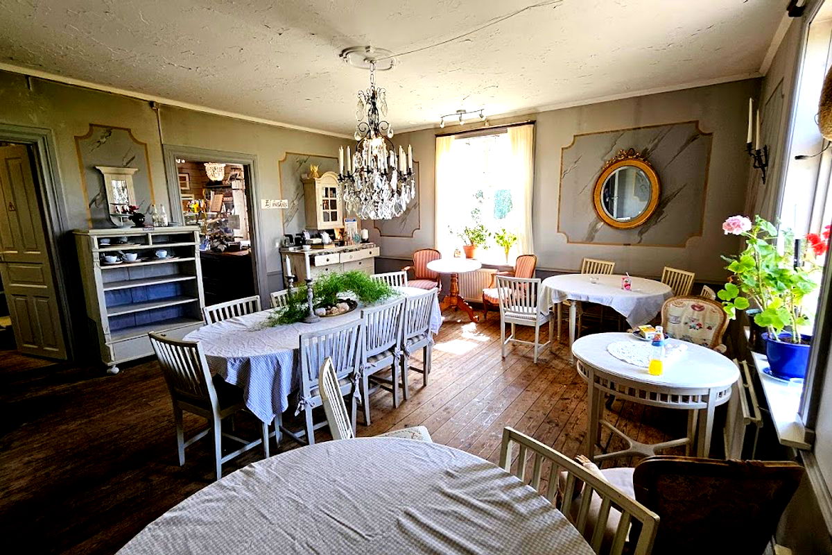 Svenska tantens trädgårdscafé - Photo 1