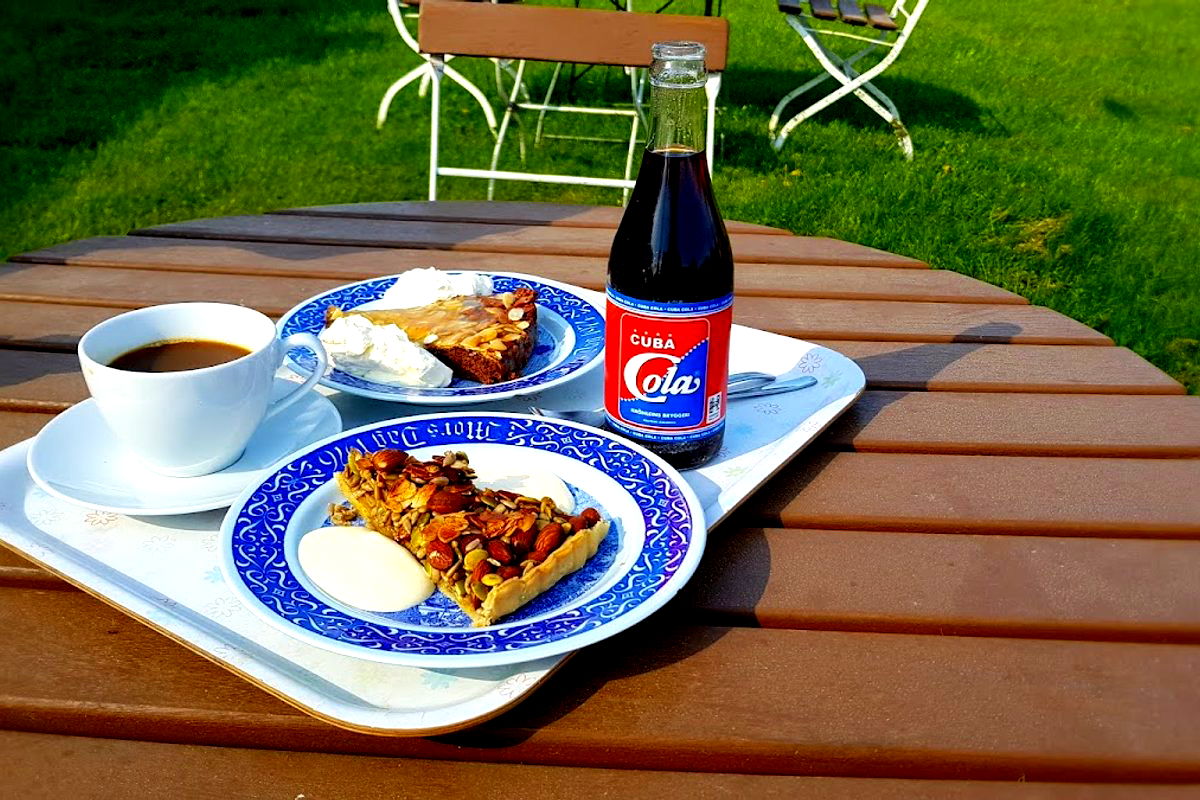 Svenska tantens trädgårdscafé - Photo 2