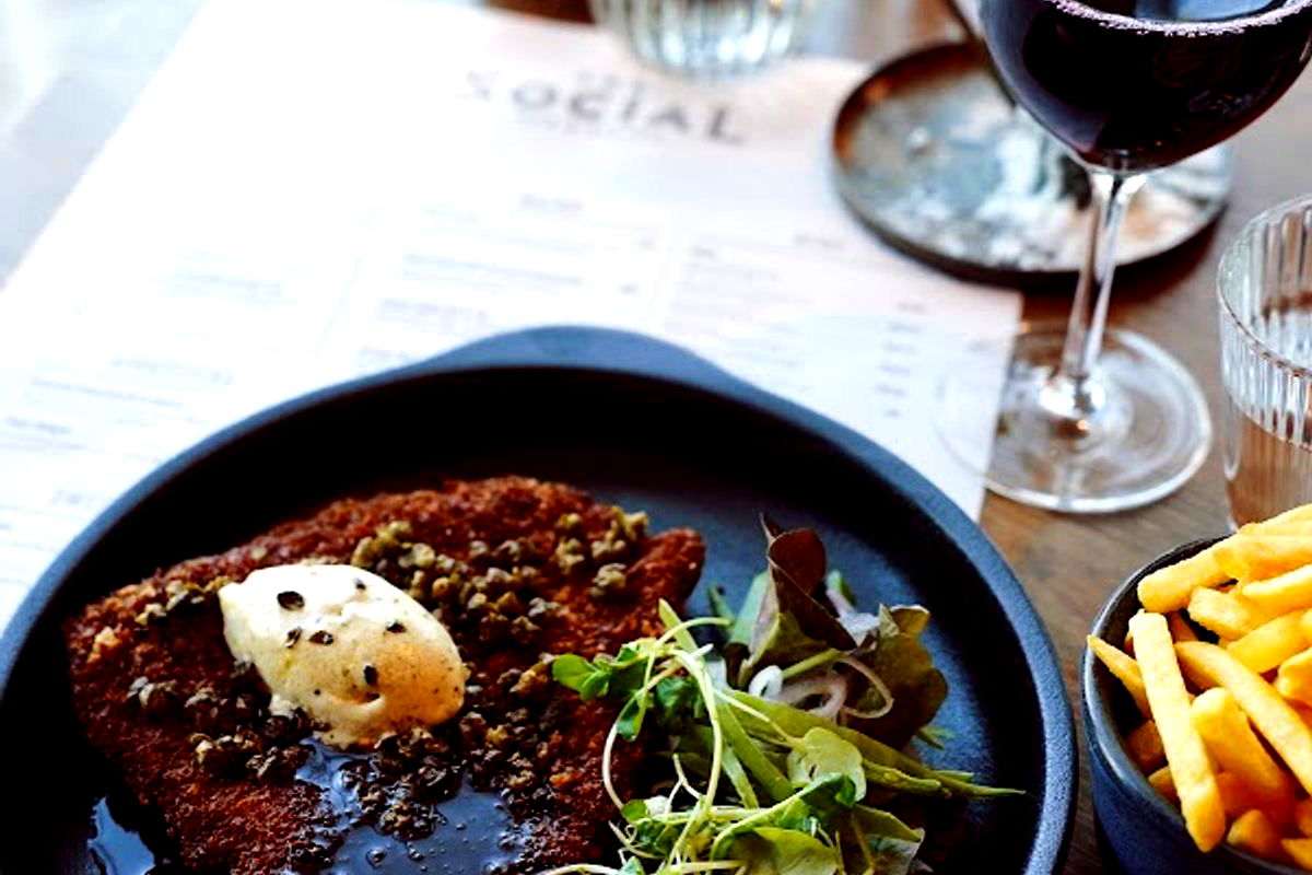 The Social Bar & Bistro - Photo 3