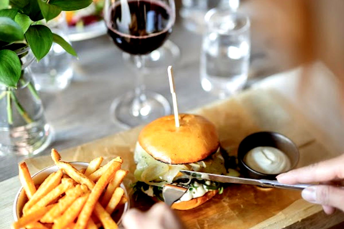 The Social Bar & Bistro - Photo 4