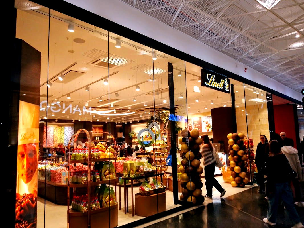 Lindt Chocolate Store EMPORIA Malmö - Photo 1