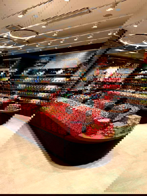 Lindt Chocolate Store EMPORIA Malmö - Photo 2