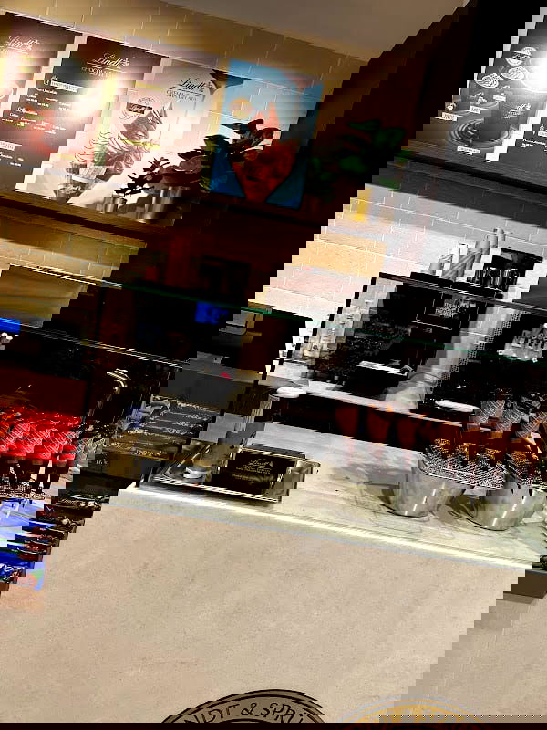 Lindt Chocolate Store EMPORIA Malmö - Photo 3