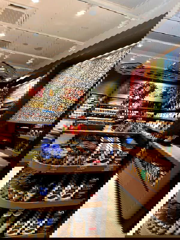 Lindt Chocolate Store EMPORIA Malmö - Photo 5