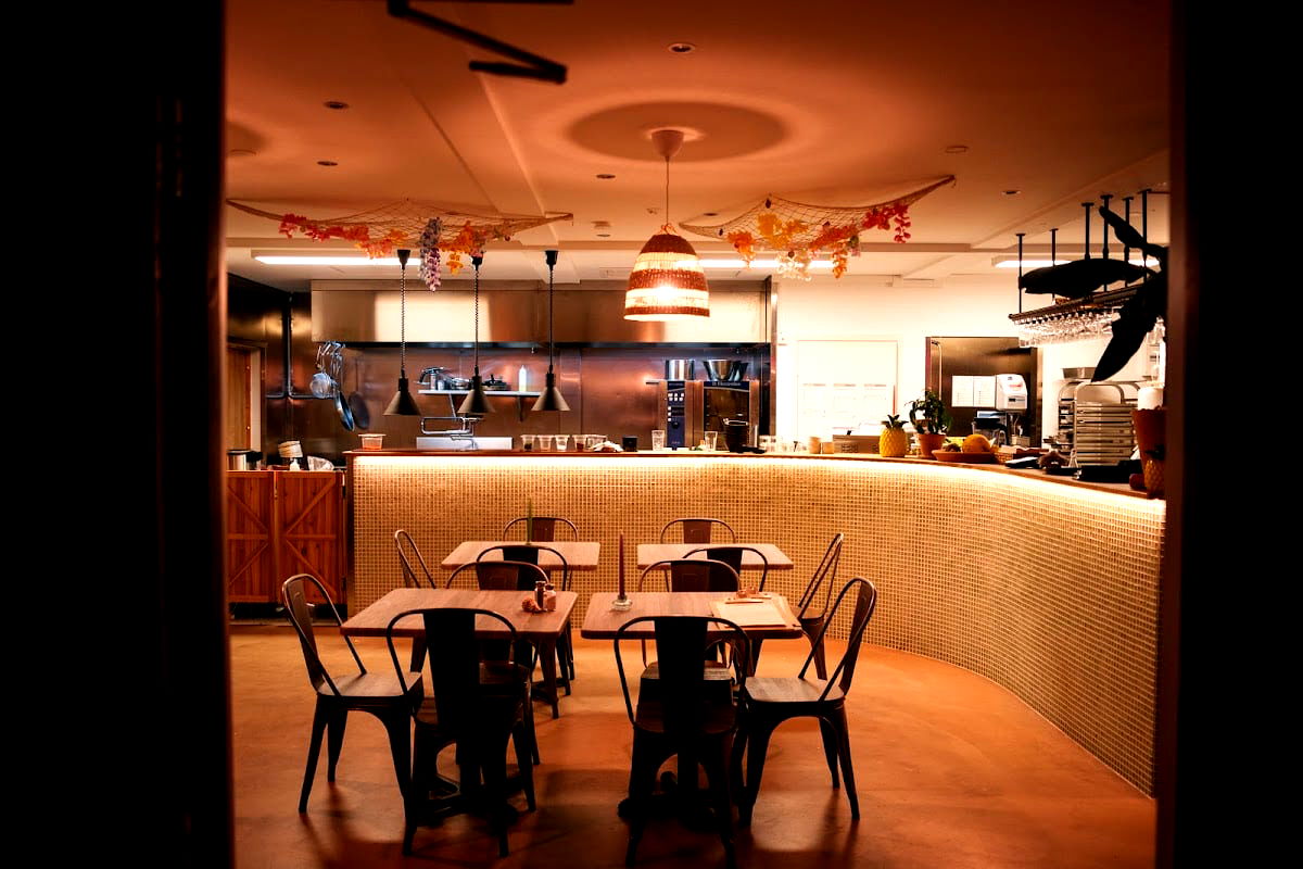 Waikiki Beach Bar & Grill - Photo 1