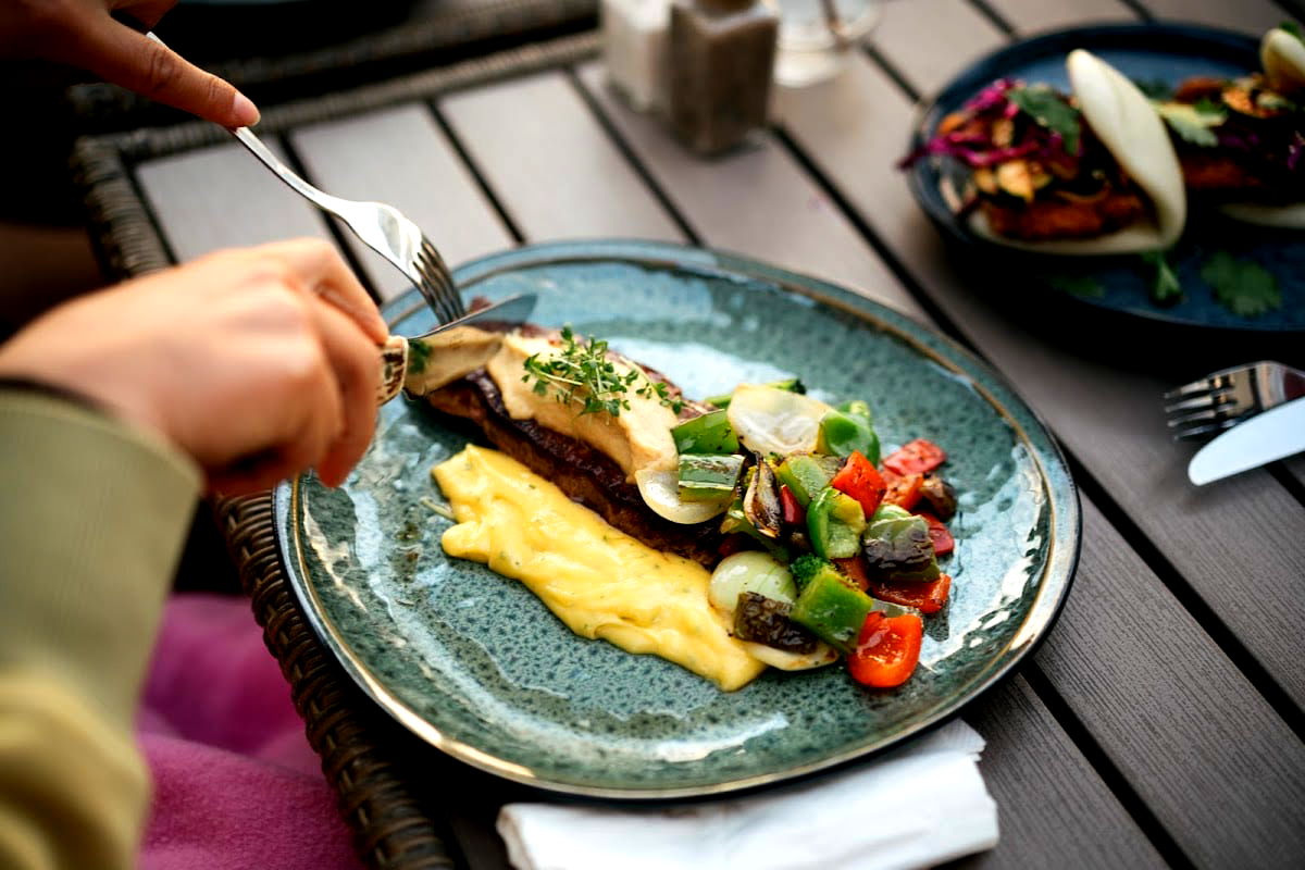 Waikiki Beach Bar & Grill - Photo 2