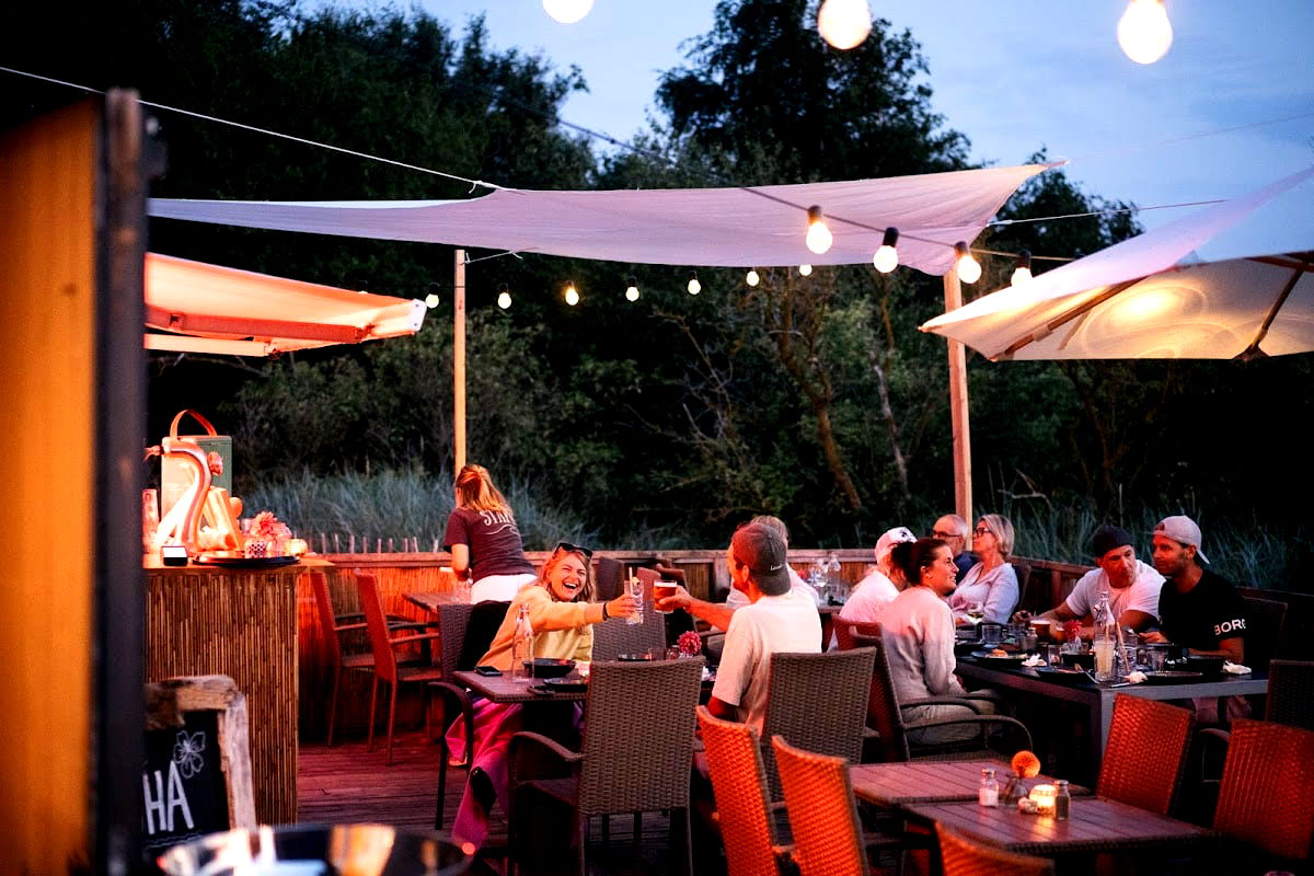 Waikiki Beach Bar & Grill - Photo 4