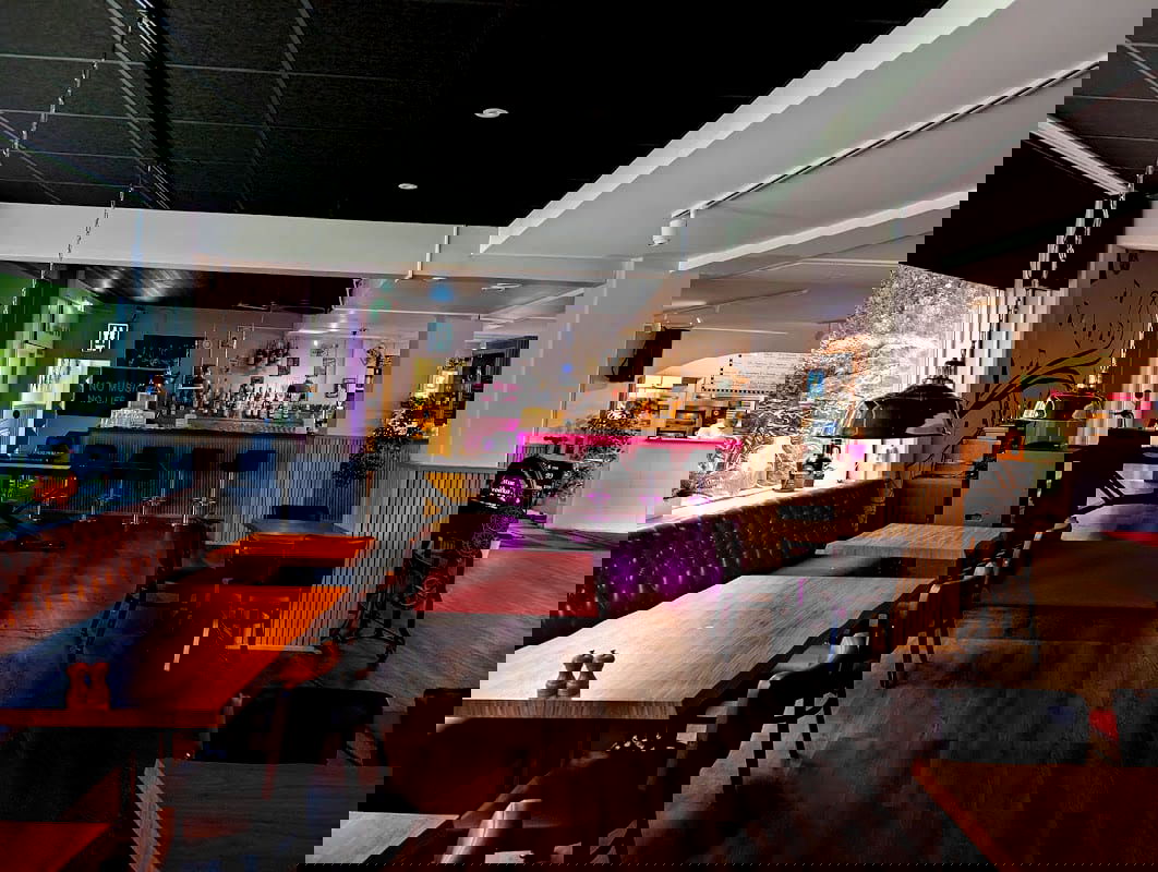 NY Corner Bar & Burger-Pizza - Photo 3